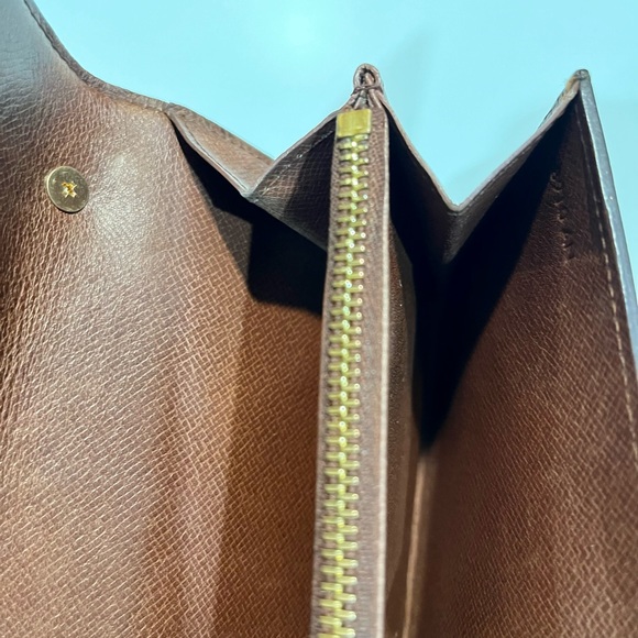 Authentic Vintage Louis Vuitton Monogram Bifold Wallet on Chain. - Picture 11 of 14